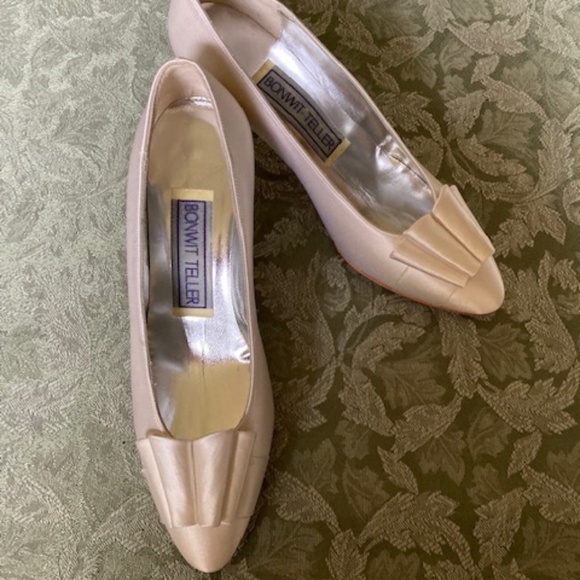 Bonwit Teller Ivory Satin Kitten Heels 🆕 - Picture 2 of 11